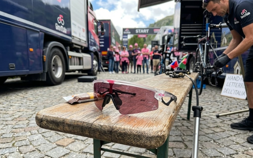 Oakley Sphaera Strike per il Giro d’Italia 2026