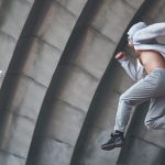 Fierljeppen il salto del canale con l’asta, lo sport olandese che sfida gravità e coraggio